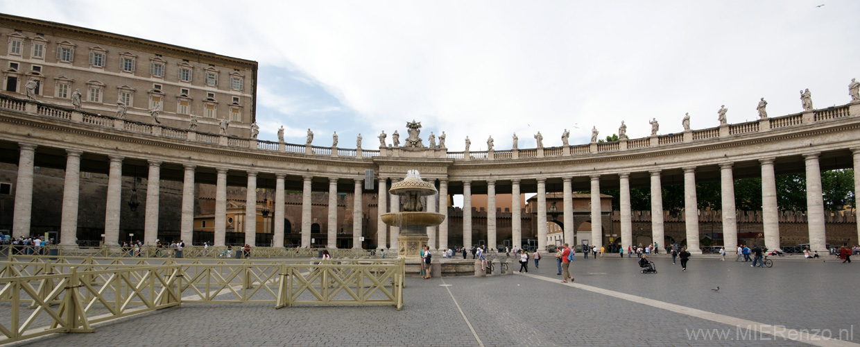 20120513164601 Vaticaanstad - alle pilaren op een rij