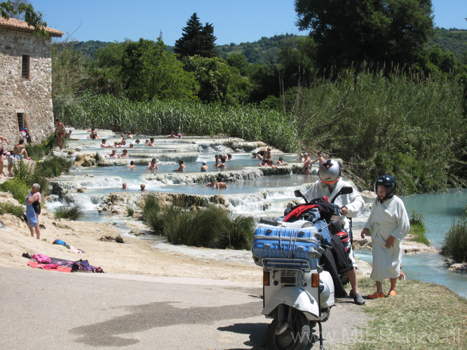 20120517123457 Warmwaterbronnen Saturnia - Geweldig-met de badjas op de scooter!