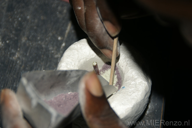 20091107155143 Ghana - Kralenfabriek bij het Volta meer