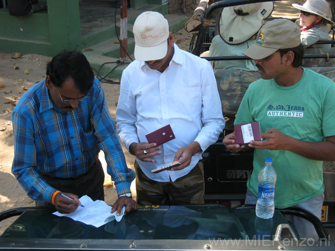 20130308144129 Mier - Bandhavgarh NP - paspoortcheck