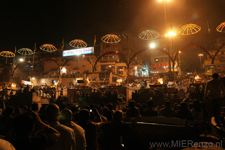 20130305190053 Mier - Varanasi - Aarti ritueel