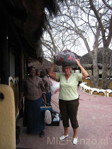 20071006 A (36) Op weg naar Maun - alvast even langs Planet Baobab