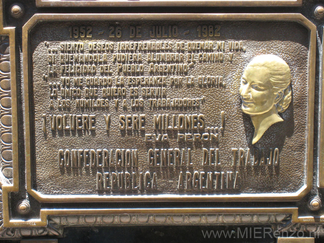 20081208 (68) Buenos Aires - één van de gedenkstenen op het familiegraf Evita