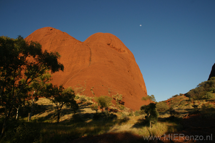 20110421073241  Kata Tjuta - de maan