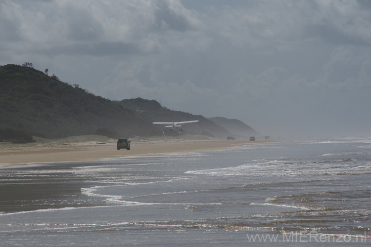 20110426113432 Strand is snelweg en landingsbaan!