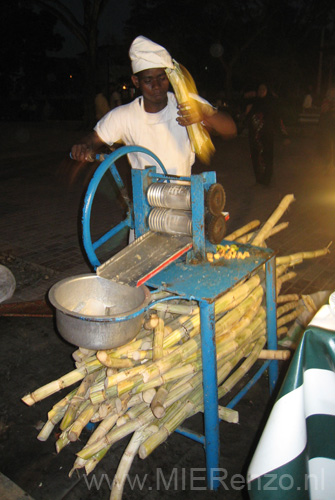 20100201191443 TanZanM - Stonetown - Het maken  rietsuikerdrank met gember