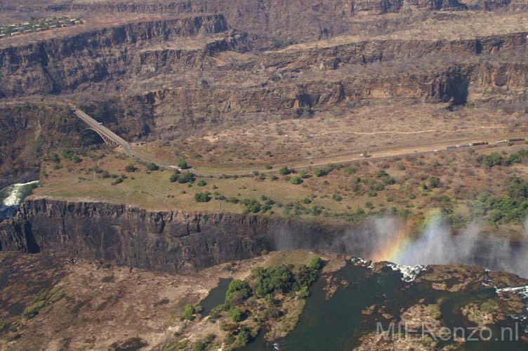 20060908 A (35) - Zimbabwe - Vic Falls - helicoptervlucht