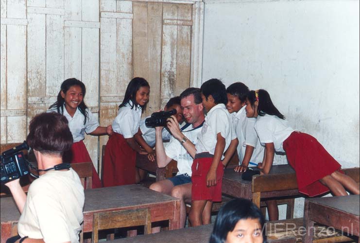 95 Indonesië A (27) Sumatra - Dirk laat film zien