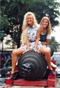 95 Indonesië A (43) Java - Karin en ik op het vruchtbaarheidskanon