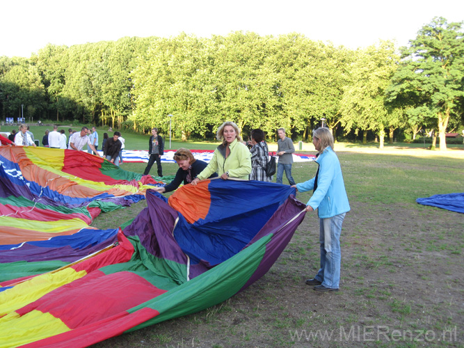 20090712 San40 A (01) Uitleggen van de ballon