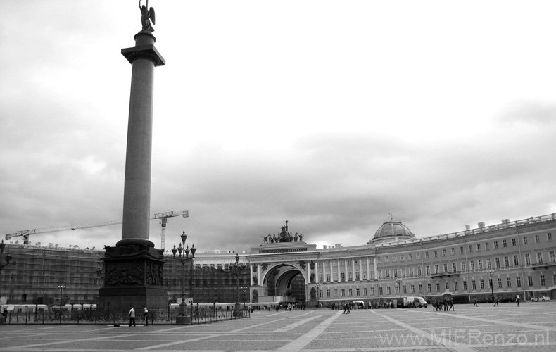 20110924093708  - Sint Petersburg - Alexanderzuil op het Paleisplein