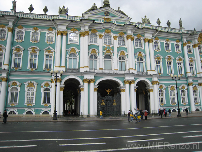 20110924093753  - Sint Petersburg - Mier op de fiets voor de Hermitage