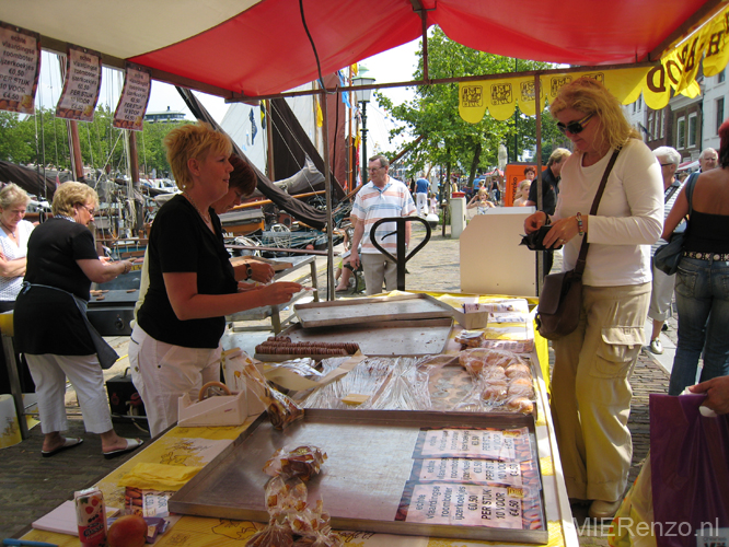 20070602 VL-Loggerfestival (47) lilly koopt ijzerkoekjes voor Paul!