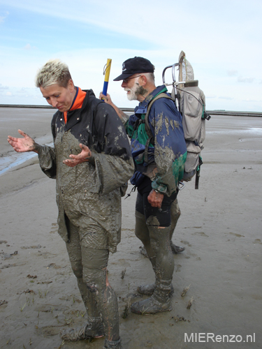 35 DSC00362_r1 eerst waren Astrid haar handen nog schoon, nu niet meer!