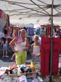 alles G (87) Sara koopt een haarband op de markt