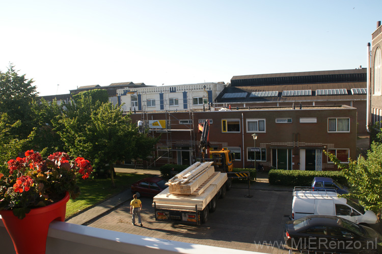 20090623 (03) De panelen worden op het dak gehesen