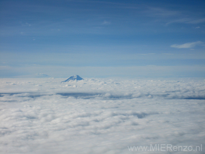 20080427 A (06) Heenvlucht - de Chimborazo boven de wolken