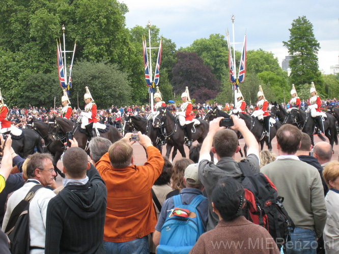 20090620 (24) Changing the guard