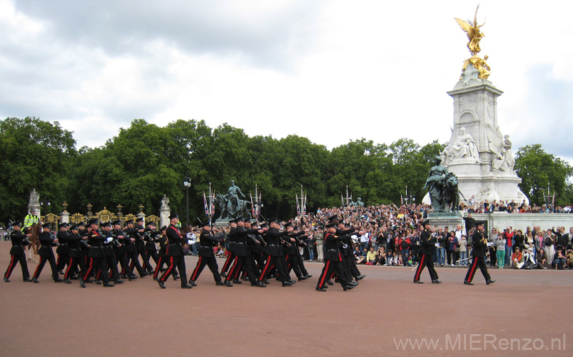 20090620 (37) Changing the guard