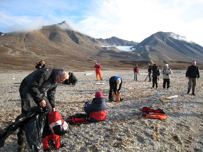 20100831102134 Spitsbergen - Engelsk bukta - na de landing uitpakken