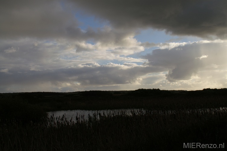 (00) H Met ma en Tineke fietsenover het eiland