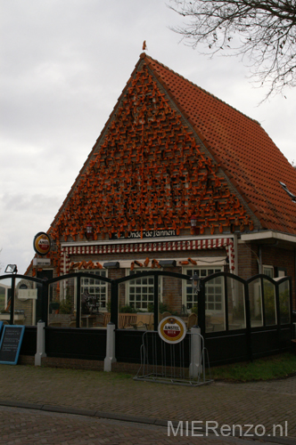(44) Kroeg versierd met aangespoelde schoenen