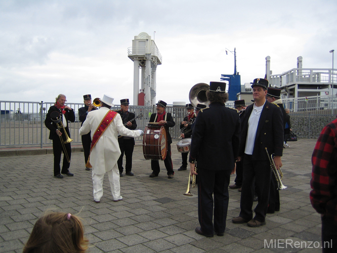 (46) G Orkestje ontvangt de marathonlopers