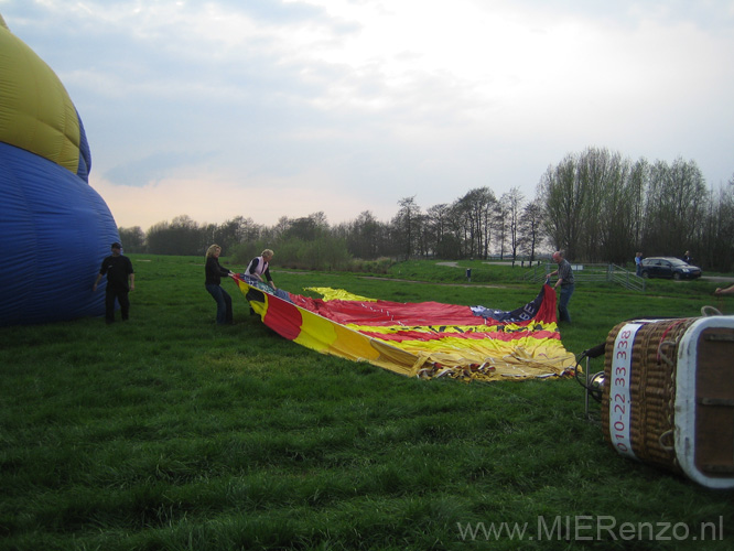 20090411 Ballonvaren 06 ballon uitleggen