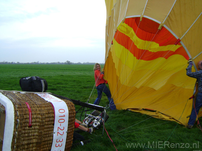 20090411 Ballonvaren 08 volblazen van de ballon